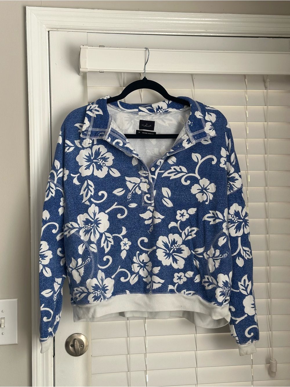 Urban Outfitters Blue and White Floral Button Up Pullover